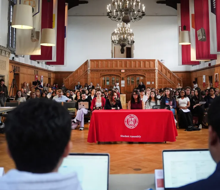 Universidad de Cornell investiga sus fraternidades por presunto abuso