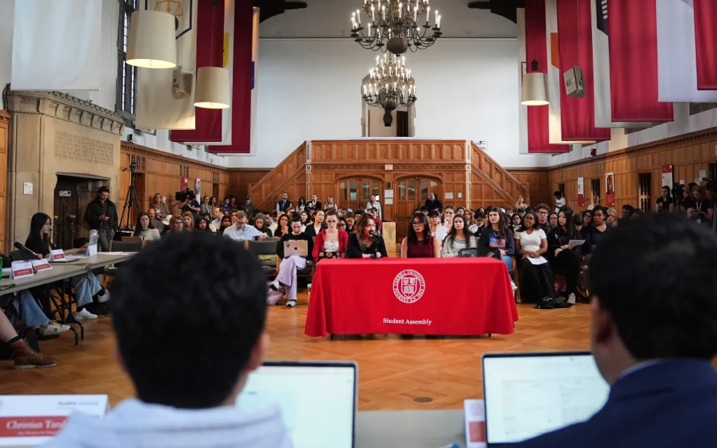 Universidad de Cornell investiga sus fraternidades por presunto abuso