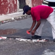 Vecinos tapan baches y exhiben al Ayuntamiento