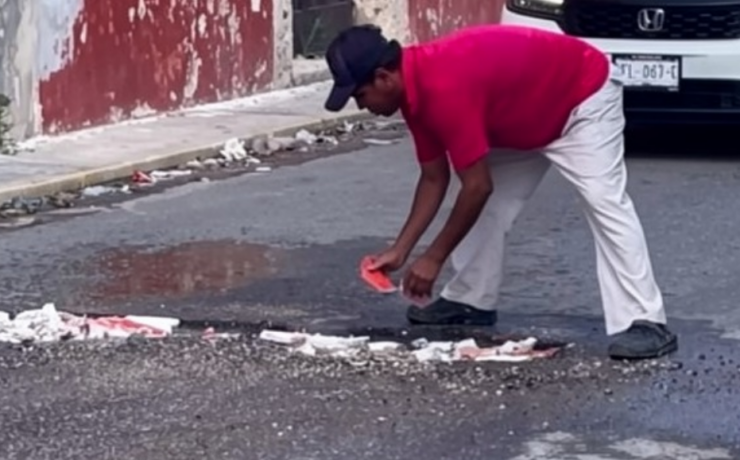 Vecinos tapan baches y exhiben al Ayuntamiento