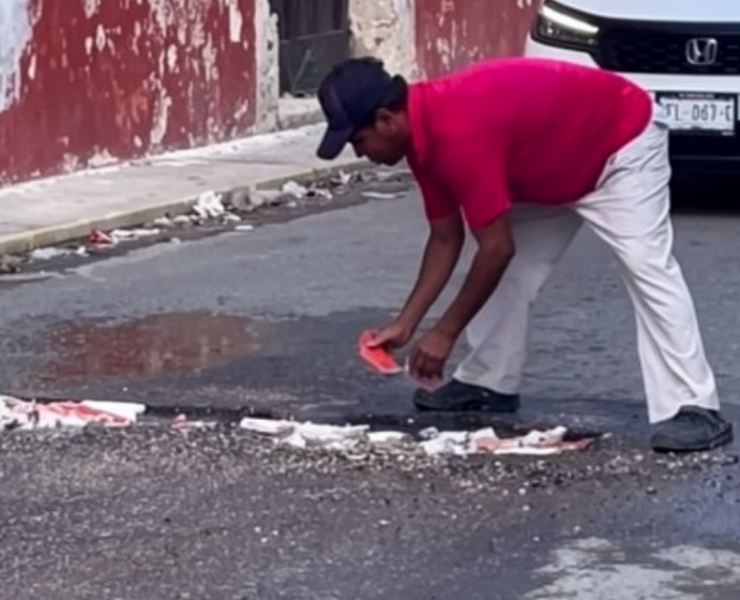 Vecinos tapan baches y exhiben al Ayuntamiento