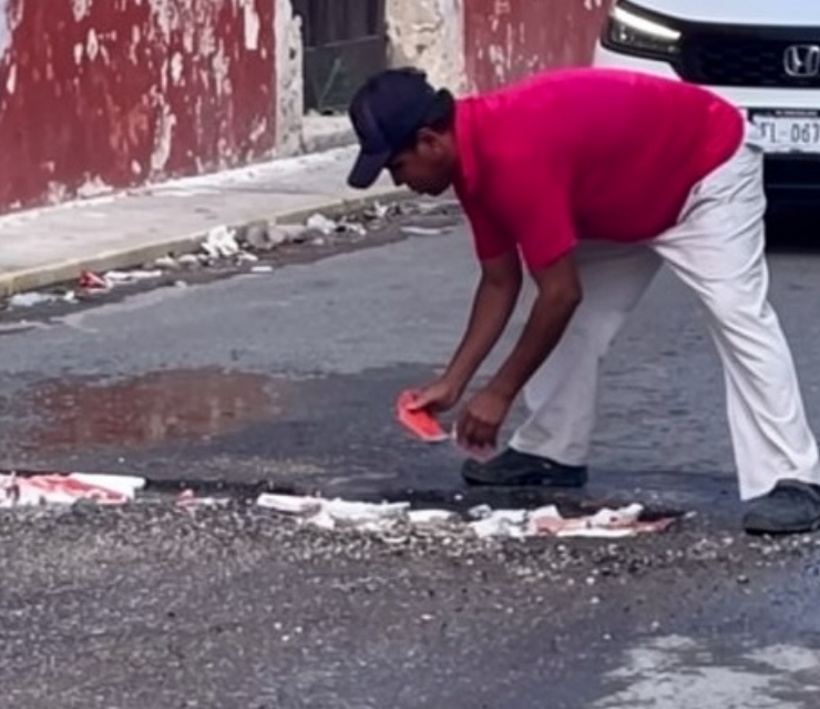 Vecinos tapan baches y exhiben al Ayuntamiento