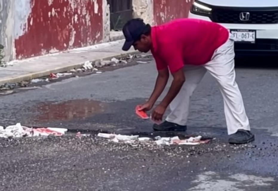 Vecinos tapan baches y exhiben al Ayuntamiento