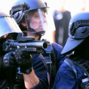 Policía reprime manifestaciones estudiantiles en Francia