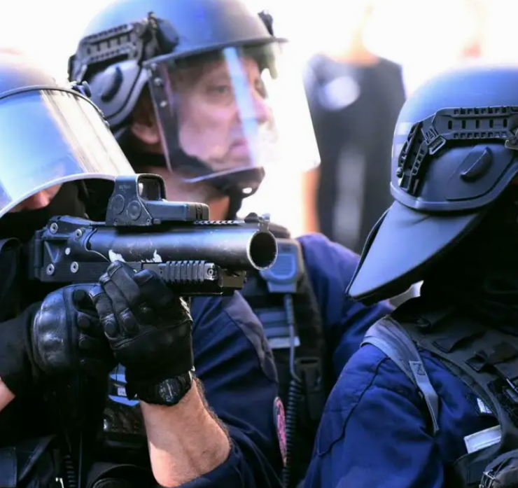 Policía reprime manifestaciones estudiantiles en Francia