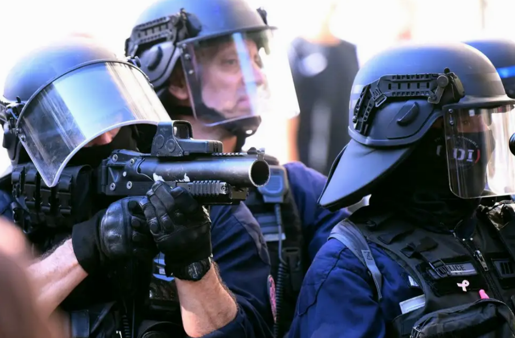 Policía reprime manifestaciones estudiantiles en Francia