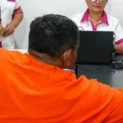 ¡Entregan credenciales a internos de Kobén!