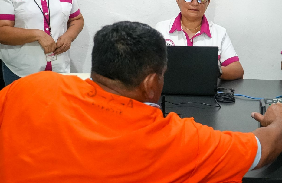 ¡Entregan credenciales a internos de Kobén!