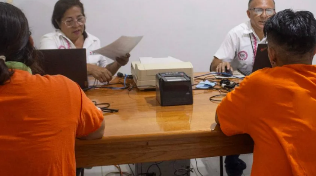 Entregan credenciales a internos de Kobén
