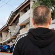 Terremoto de 7.7 sorprende a periodistas en plena transmisión