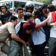 Protestas en India dejan heridos y miles de detenidos
