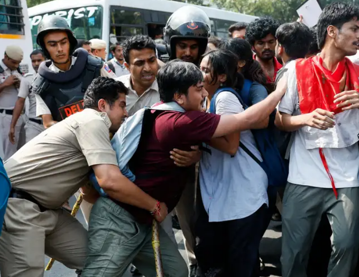Protestas en India dejan heridos y miles de detenidos