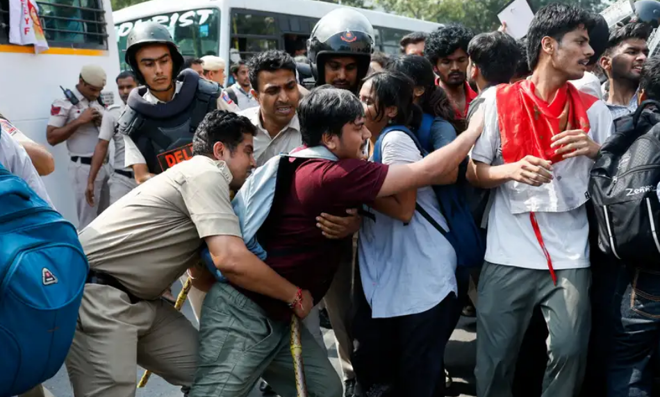 Protestas en India dejan heridos y miles de detenidos