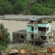 Inundación en Nepal arrastra casas y deja desaparecidos