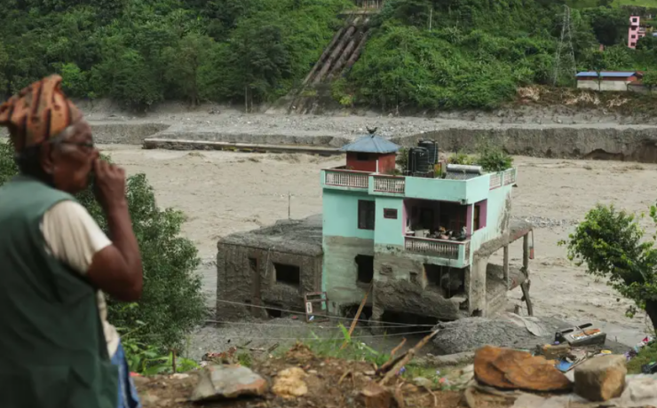 Inundación en Nepal arrastra casas y deja desaparecidos