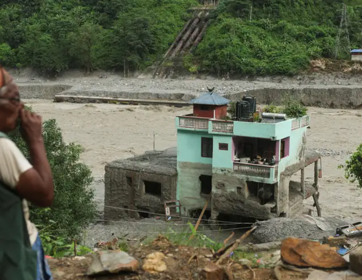 Inundación en Nepal arrastra casas y deja desaparecidos