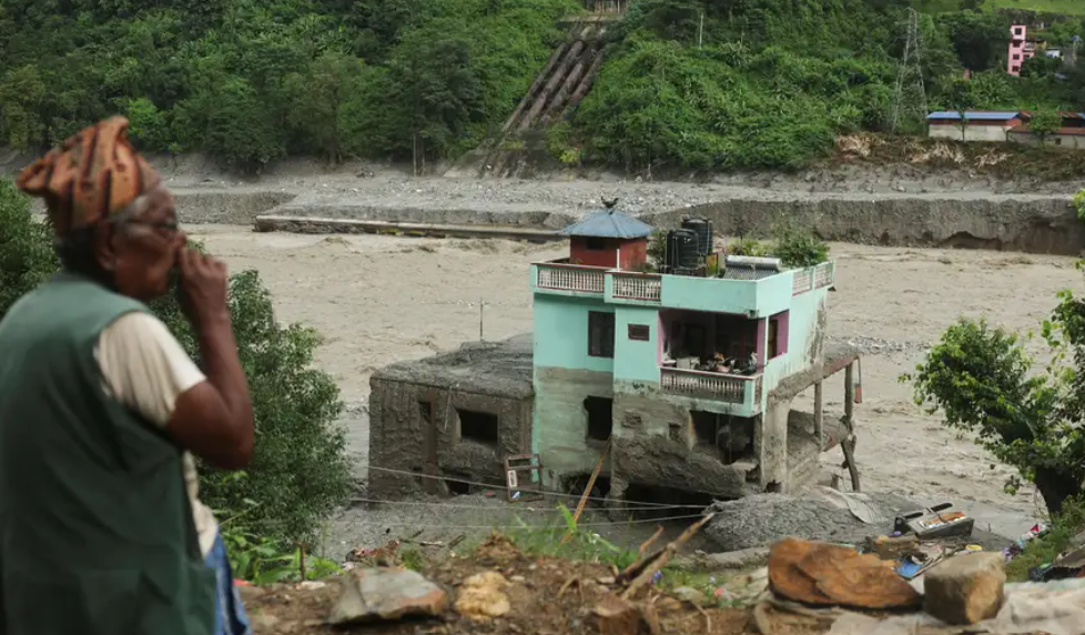Inundación en Nepal arrastra casas y deja desaparecidos