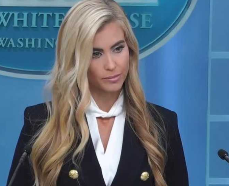 Critican a la nueva vocera de la Casa Blanca tras su debut