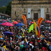 Miles marchan Colombia en protesta contra gobierno