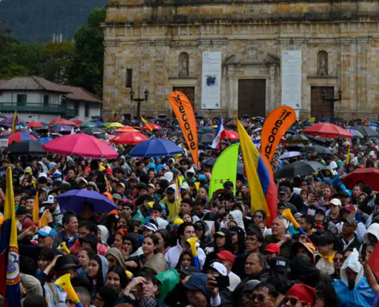 Miles marchan Colombia en protesta contra gobierno