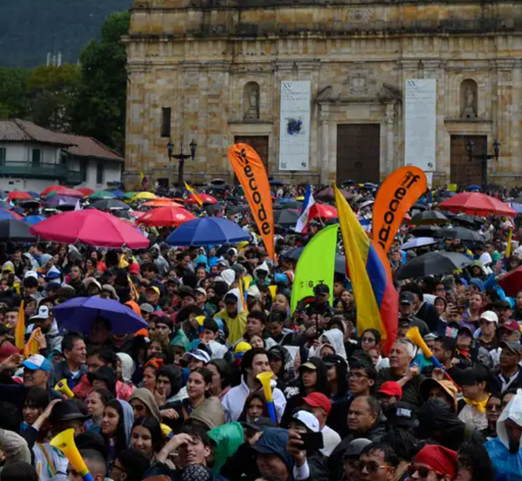 Miles marchan Colombia en protesta contra gobierno