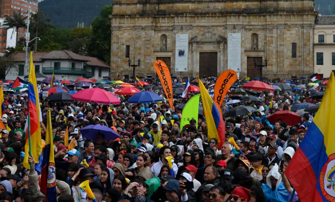 Miles marchan Colombia en protesta contra gobierno