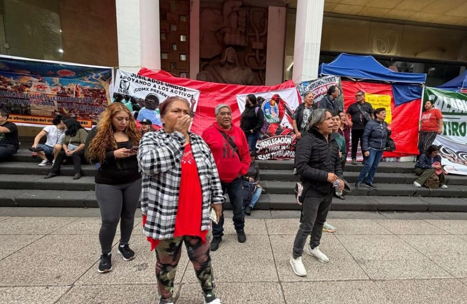 Trabajadores del IMSS realizan cierres intermitentes sobre Reforma