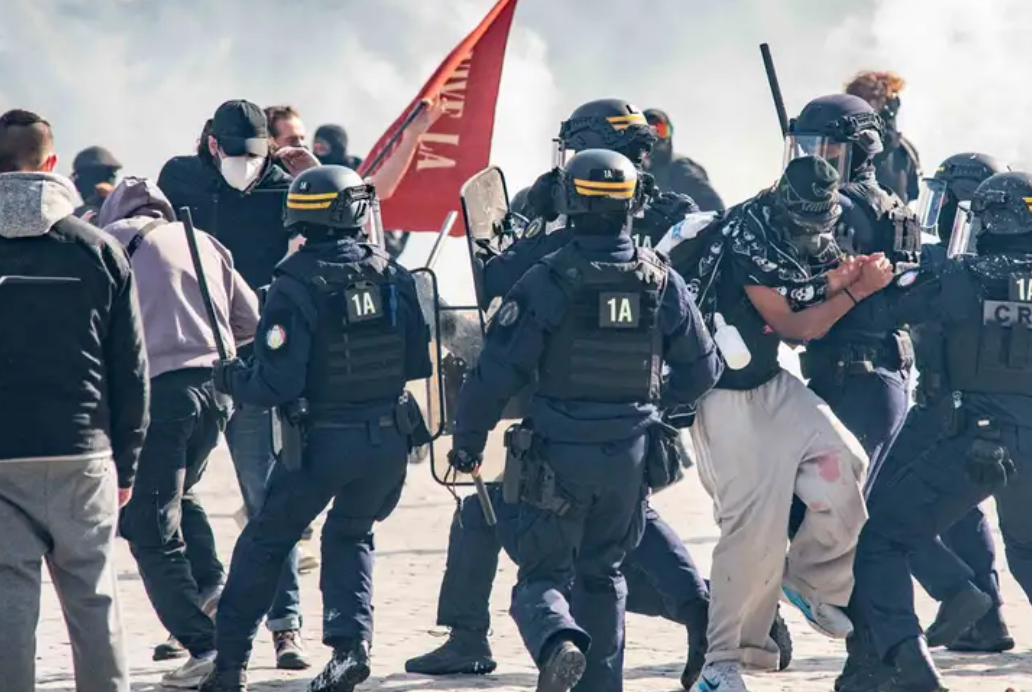 Más de dos mil detenidos en Francia