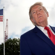Aprobación de Trump cae a un mínimo histórico