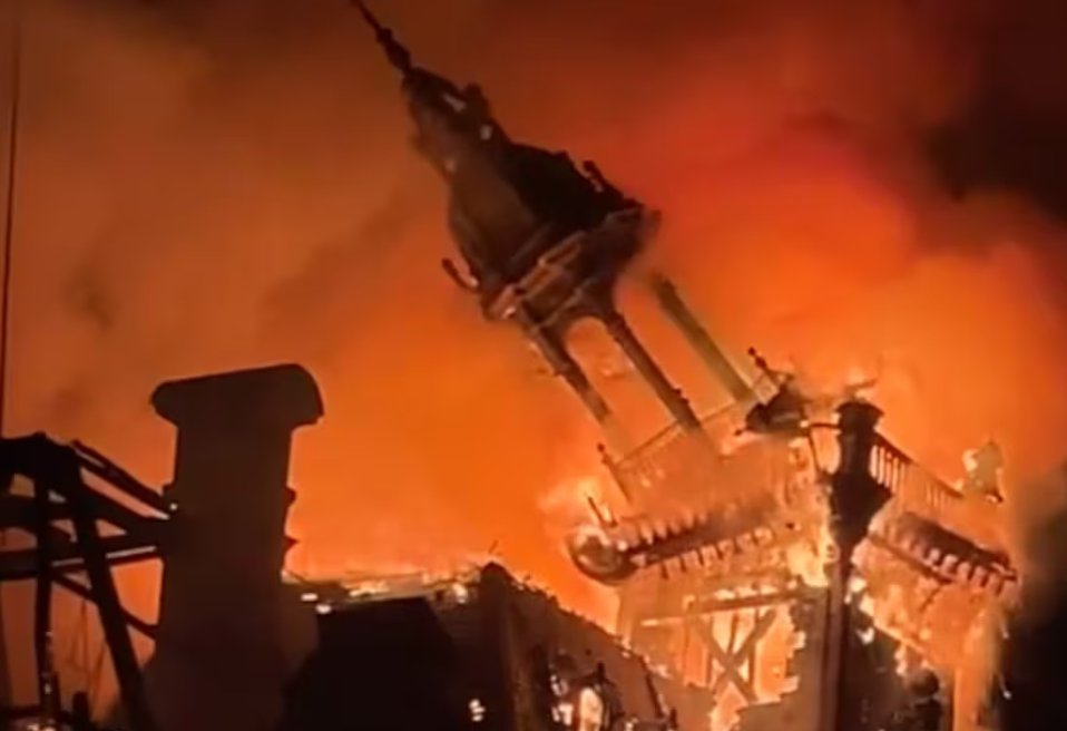 Manifestantes incendiaron el histórico ayuntamiento y otros edificios públicos