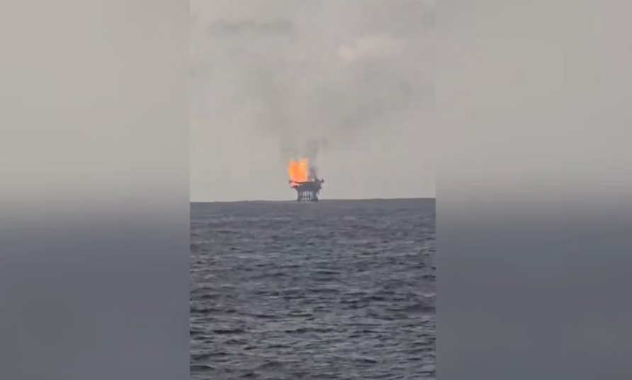 Pemex descarta lesionados tras fuego en Campeche
