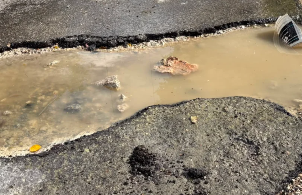 Vecinos denuncian caídas y accidentes constantes