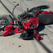 ¡Motociclista se queda dormido y destroza remolque!