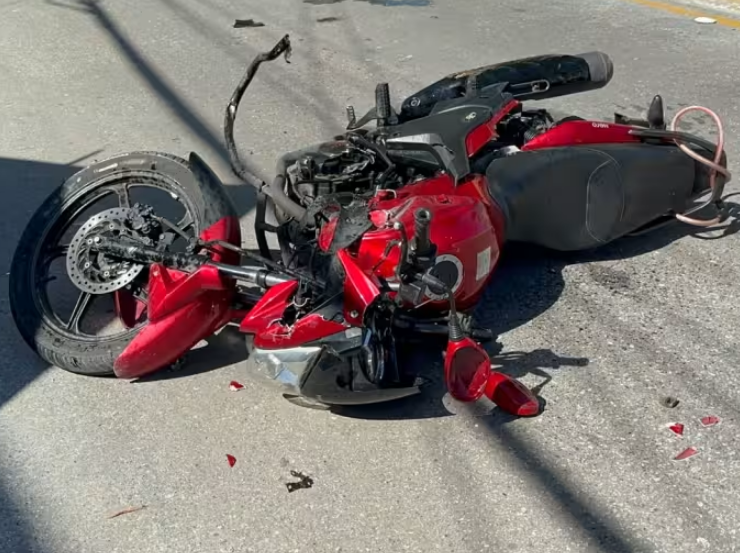 ¡Motociclista se queda dormido y destroza remolque!