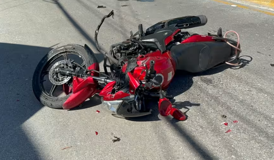 ¡Motociclista se queda dormido y destroza remolque!