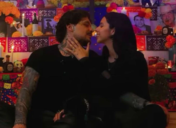 Nodal y Ángela Aguilar presumen su amor y su altar de muertos