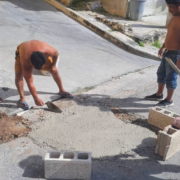 Vecinos reparan calles por su cuenta: ¡Basta de baches!