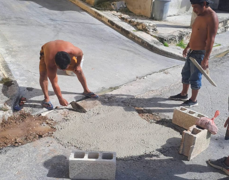Vecinos reparan calles por su cuenta: ¡Basta de baches!