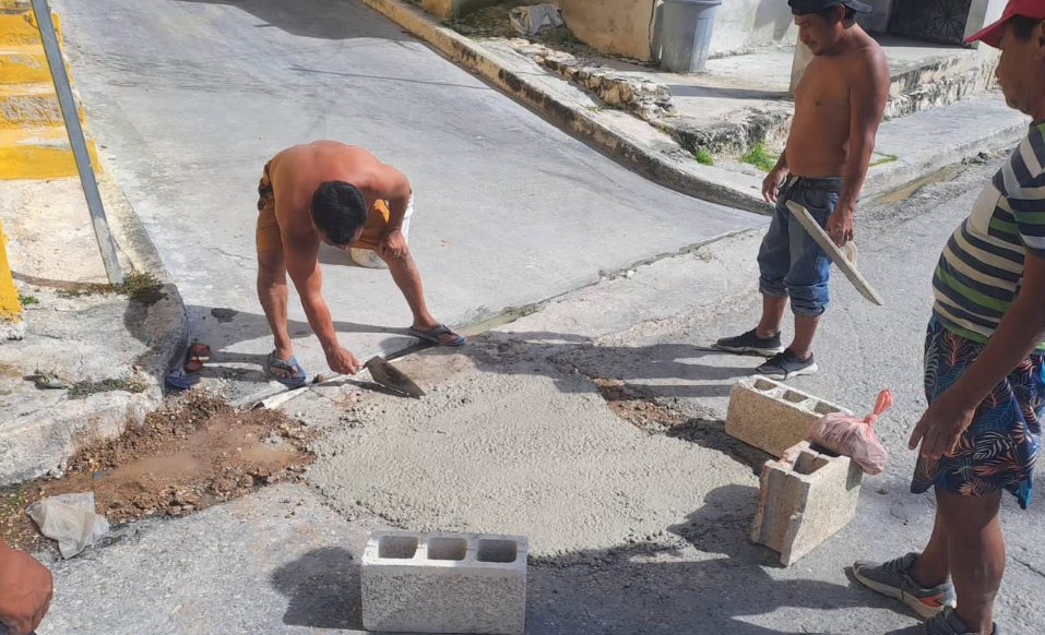 Vecinos reparan calles por su cuenta: ¡Basta de baches!