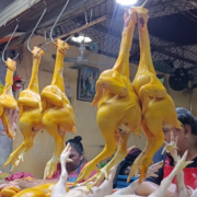 Venta de pollo se mantiene baja: comerciantes esperan repunte