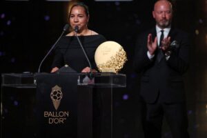 Charlyn Corral hizo historia al recibir el Trofeo Gerd Müller en el Balón de Oro 2026, reconocimiento que destaca su capacidad goleadora y su destacada trayectoria en el futbol femenil.