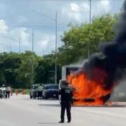 Cortocircuito provoca incendio de camioneta en el Periférico de Mérida: ¡Impactante!