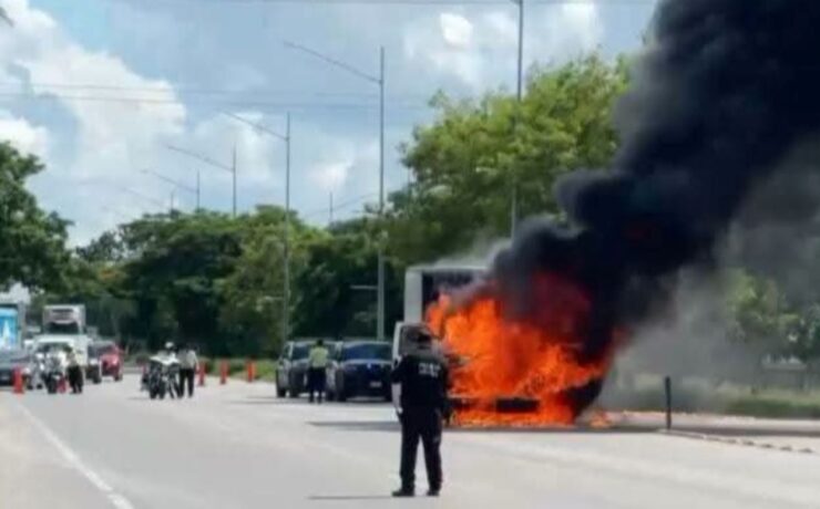Cortocircuito provoca incendio de camioneta en el Periférico de Mérida: ¡Impactante!