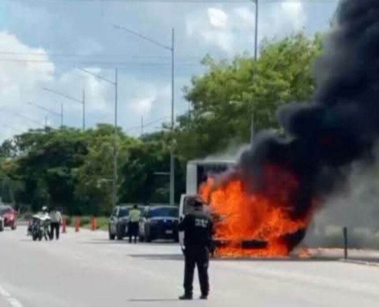 Cortocircuito provoca incendio de camioneta en el Periférico de Mérida: ¡Impactante!