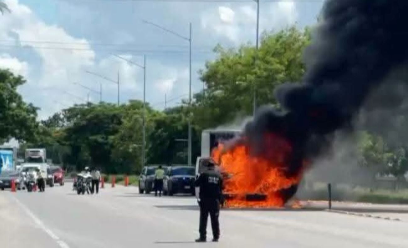 Cortocircuito provoca incendio de camioneta en el Periférico de Mérida: ¡Impactante!
