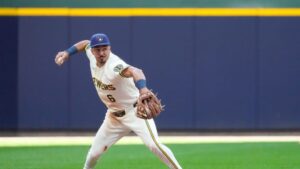 David Hamilton contribuyó a la ofensiva de los Cerveceros de Milwaukee con un sencillo productor que permitió sumar una carrera más ante los Rays de Tampa Bay. Milwaukee ganó 10-1 y quedó a un triunfo de conquistar su primera Serie Mundial.
