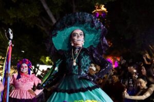 El Desfile de Catrinas llenará de color y tradición las calles del Centro Histórico de Mérida, como parte de las celebraciones del Día de Muertos.