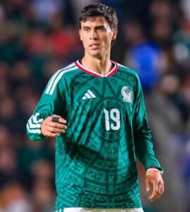 Diego Campillo no pudo evitar el tercer gol de Estados Unidos tras perder un duelo ante Malik Tillman, quien sentenció la derrota de México.