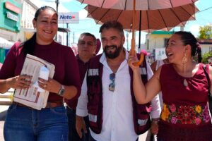 Estefanía Baeza Martínez compartió parte de su experiencia personal como madre de tres hijos y destacó la importancia de escuchar a las familias meridanas y reconocer el esfuerzo de la militancia de Morena.