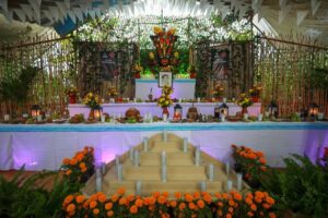 El Altar Monumental instalado en la Plaza Grande de Mérida reúne a familias y visitantes para honrar la memoria de sus seres queridos, como parte de las actividades del Festival de las Ánimas. El espacio permanecerá abierto al público hasta el 2 de noviembre.